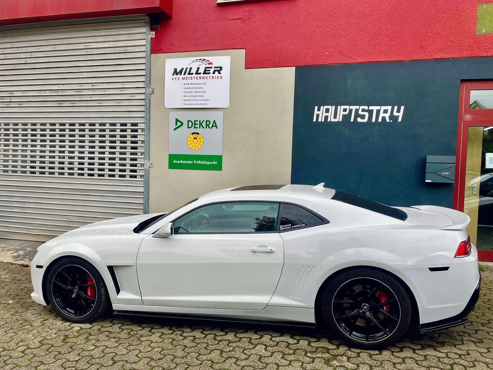 Sportwagen vor der Werkstatt von KFZ Miller