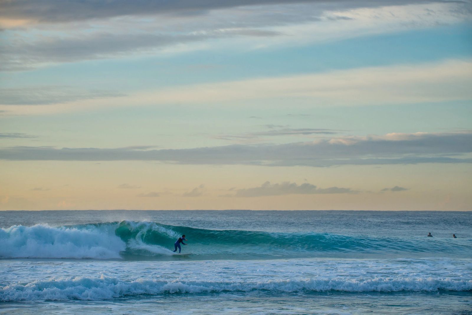 Wave Barrel Surfer Teal 01