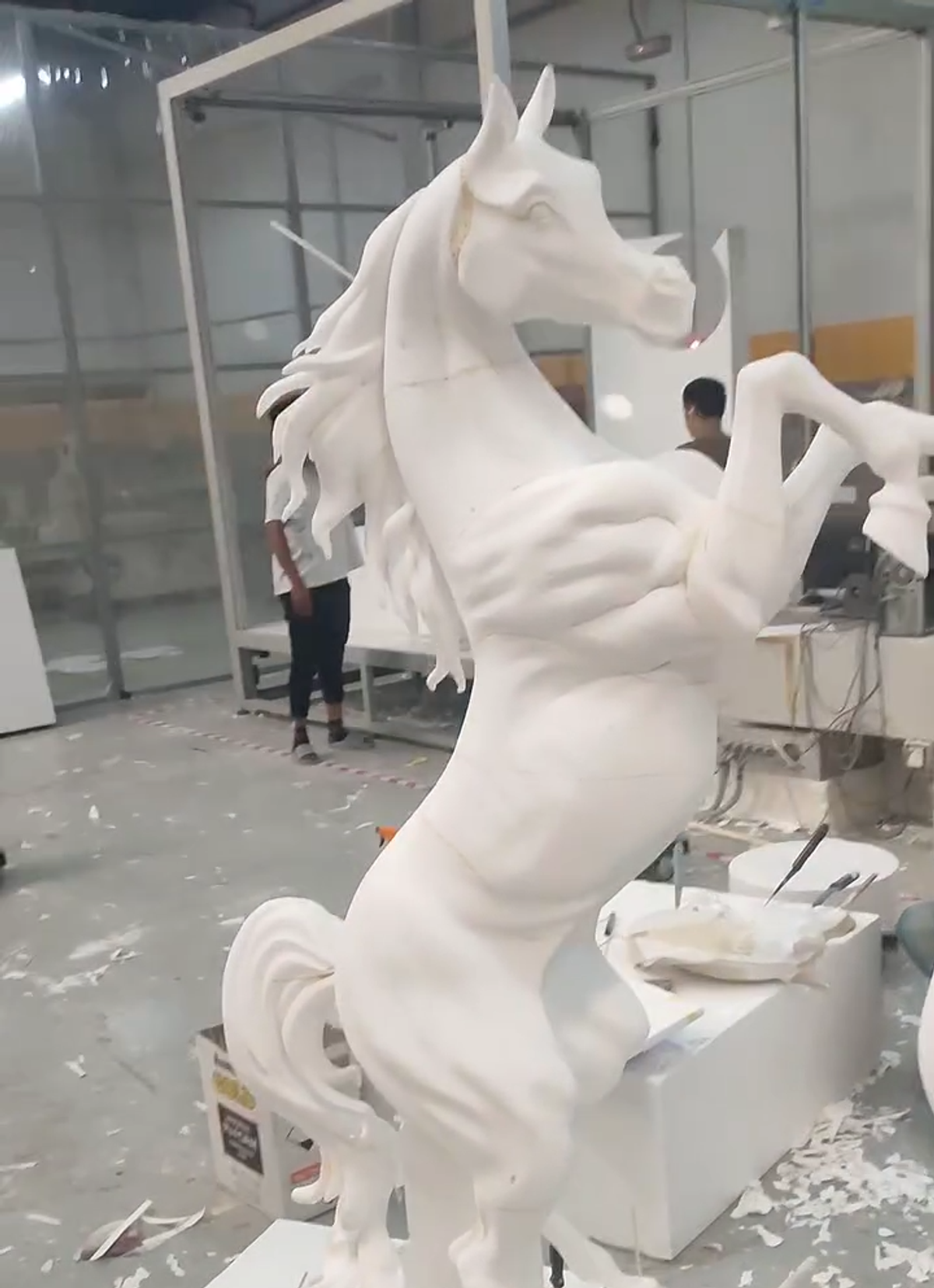 تجهيز تماثيل خيول عربية بالحجم الطبيعي