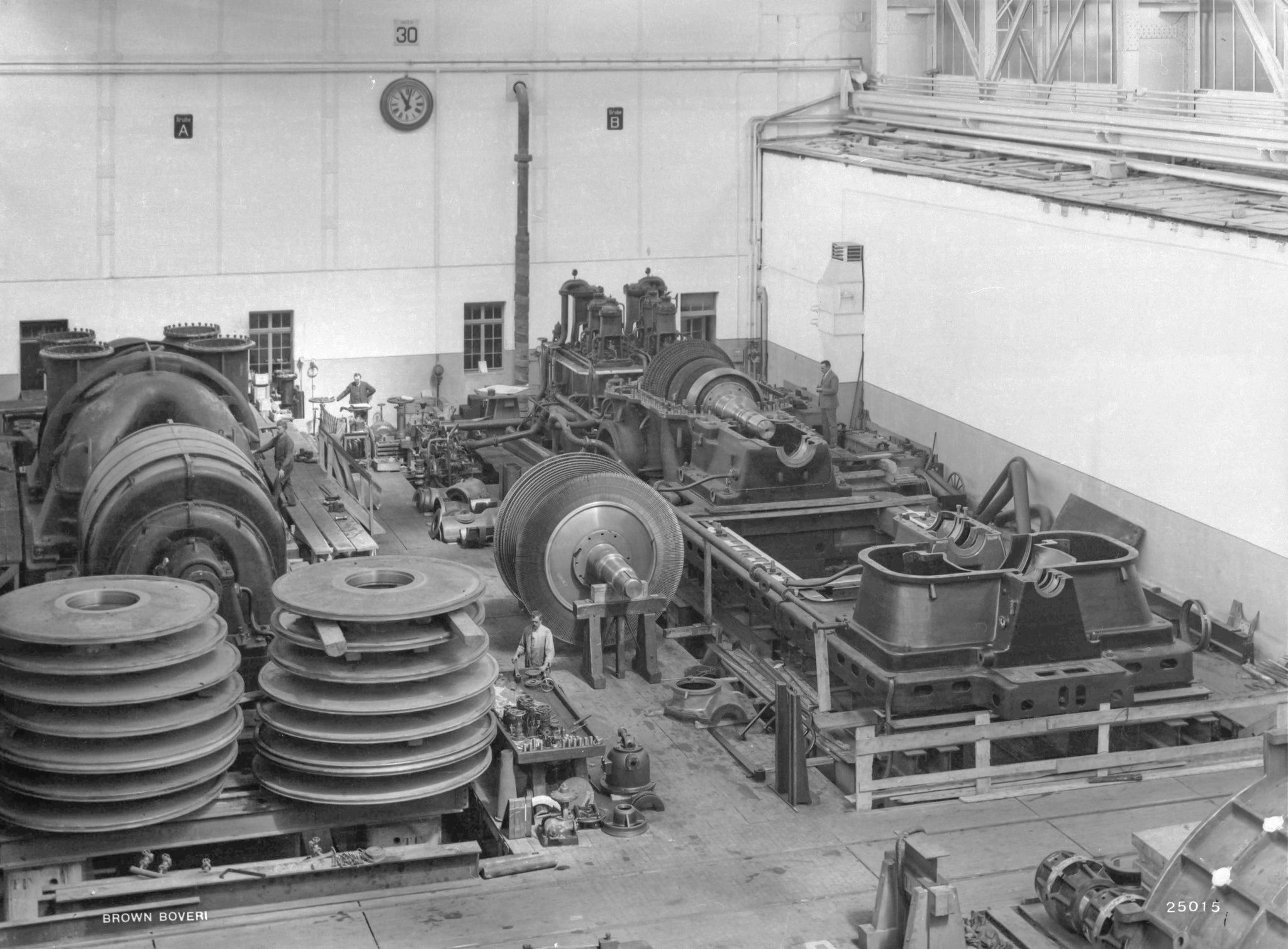 Historisches Bild von Turbinen in Lagerhalle in Baden