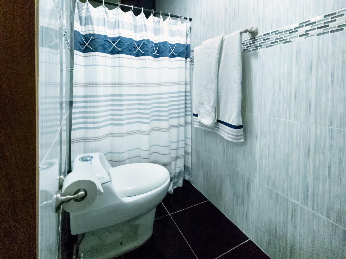 Condo Galápagos & Beyond, Condo 4, Bathroom 1