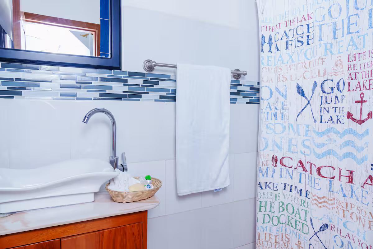 Condo Galápagos & Beyond, Condo 5, Bathroom 2