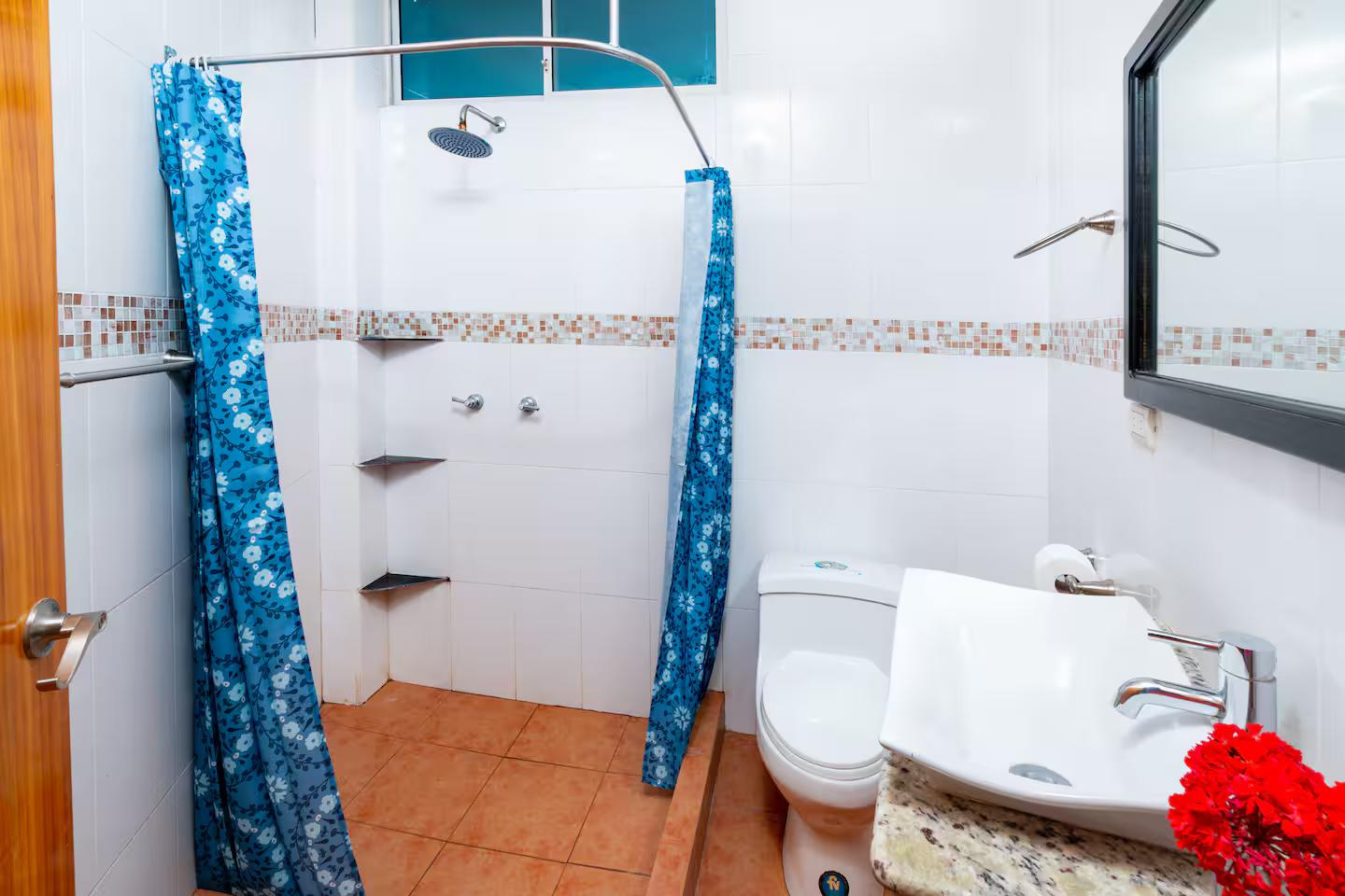 Condo Galápagos & Beyond, Condo 3, Bathroom 2