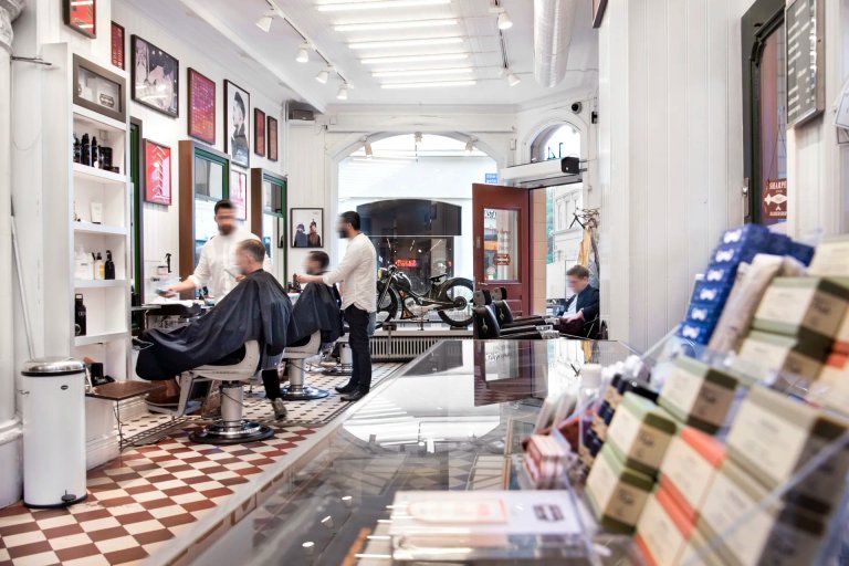 Cortina de Aire Frico modelo PA2200C en Entrada de Peluquería