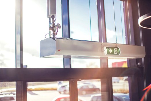 Cortinas de aire: qué son, cómo funcionan y por qué son una solución eficiente para comercios, industrias, restaurantes y hoteles