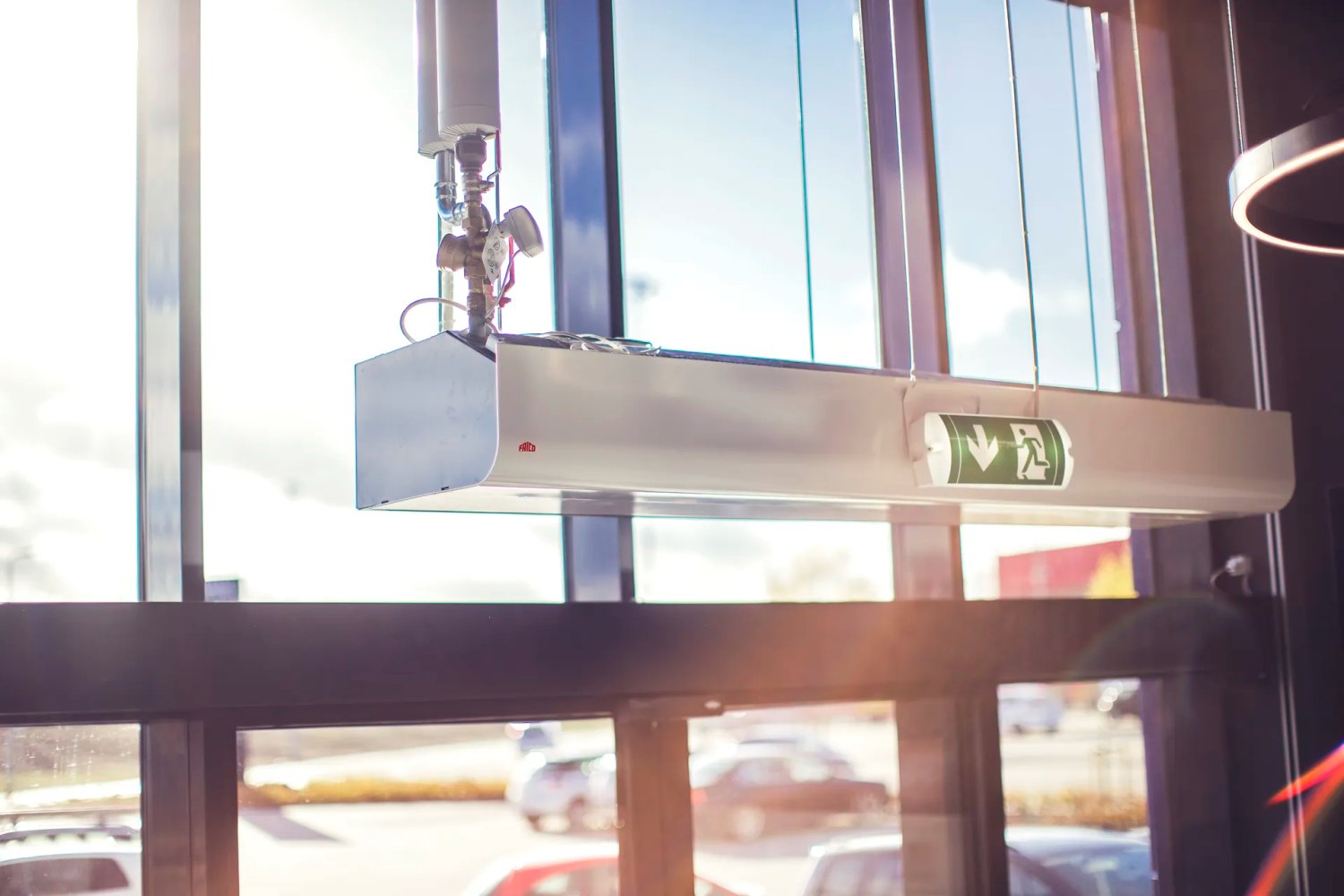 Cortinas de aire: qué son, cómo funcionan y por qué son una solución eficiente para comercios, industrias, restaurantes y hoteles