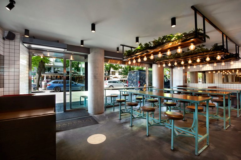 Cortina de Aire Frico modelo PA2200C en Entrada Restaurante