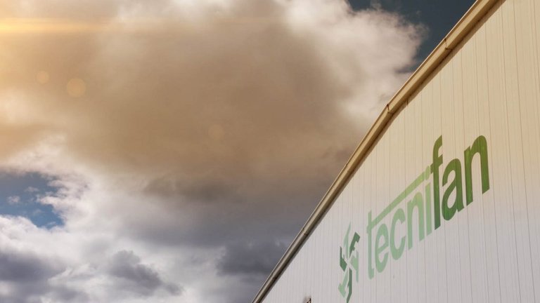 Foto fachada con logo de las instalaciones de Tecnifan