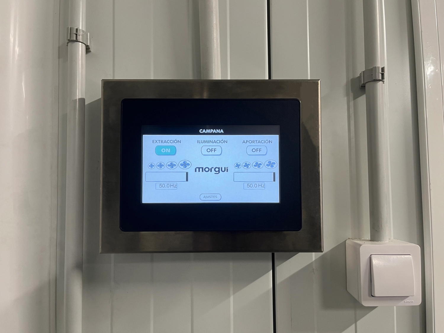 Potenciómetro digital con pantalla táctil para la regulación de la extracción de campanas extractoras