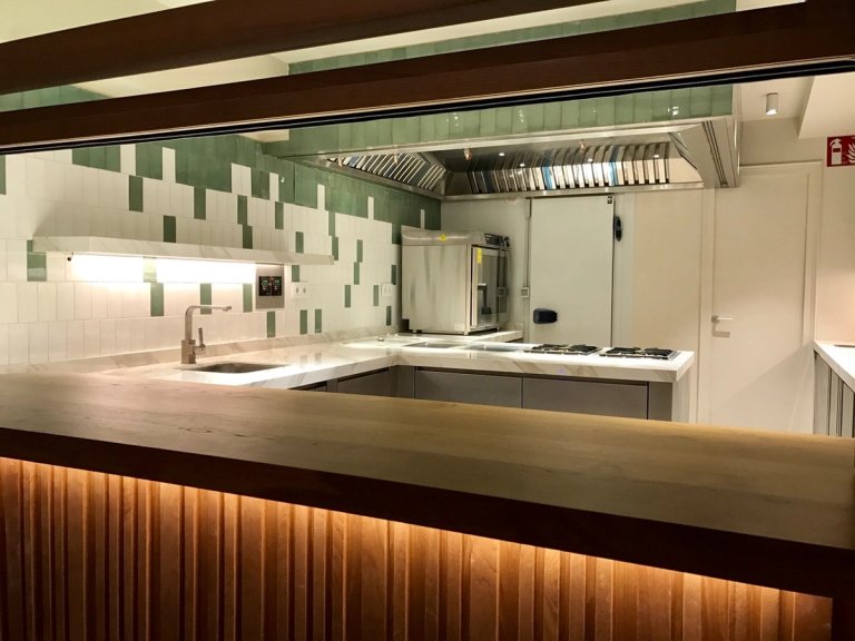 Campana Extractora Modelo Slim con acabado Volt de Morgui