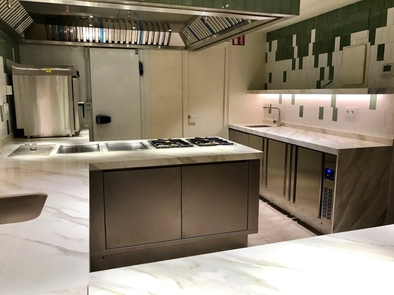 Campana Extractora Modelo Slim con acabado Volt de Morgui