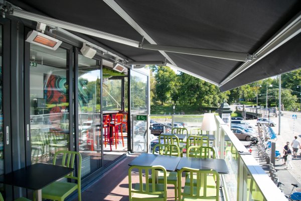 Panells radiants d'infrarojos per una terrassa de restaurant model IH de Frico