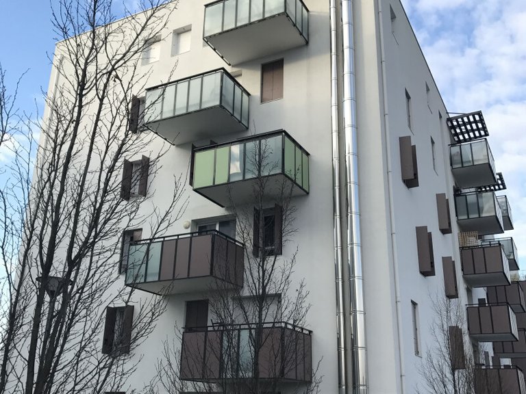 Conducte vertical de Dinak en un edifici