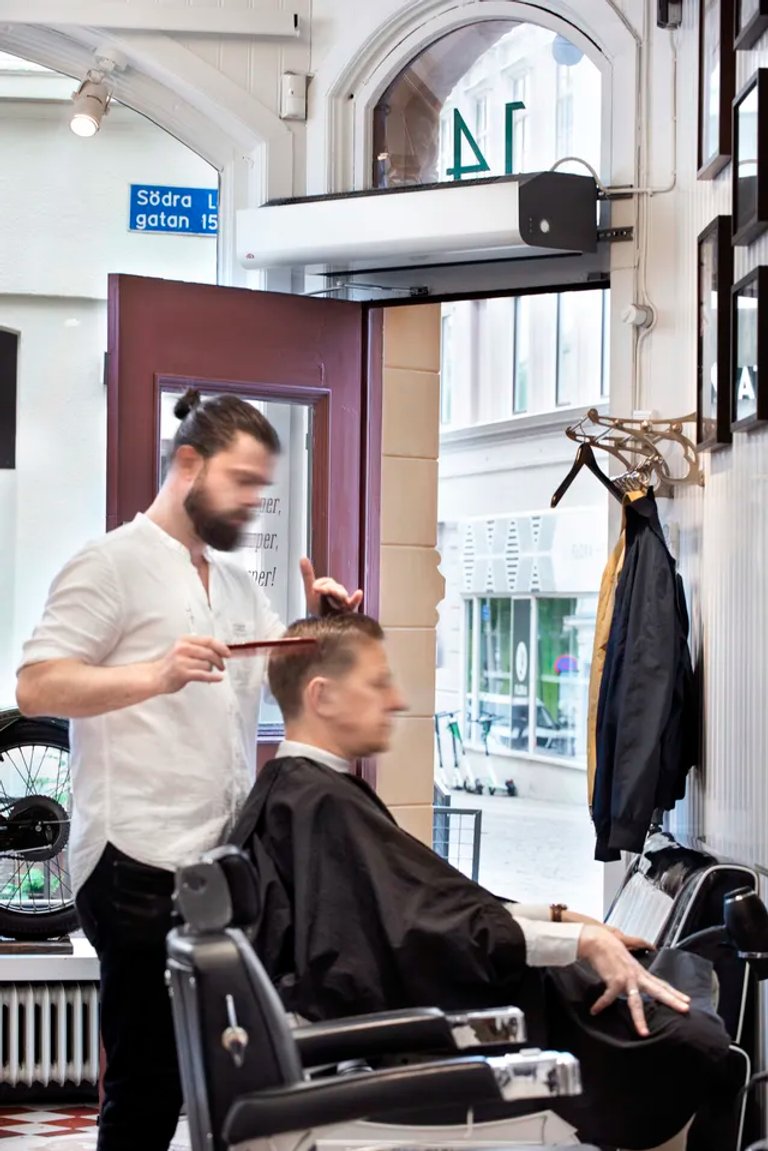 Cortina de Aire Frico modelo PA2200C en Entrada de Barbería