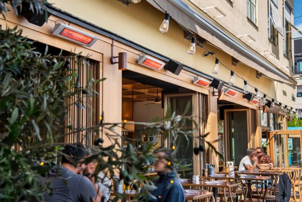 Panells radiants d'infrarojos per una terrassa de restaurant model IH de Frico