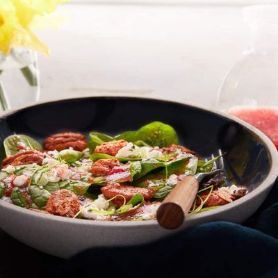 Recipe: Spinach salad with spicy pecans and strawberry vinaigrette (VEG, GF)