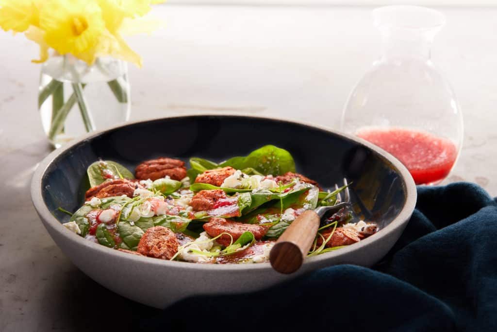 Recipe: Spinach salad with spicy pecans and strawberry vinaigrette (VEG, GF)