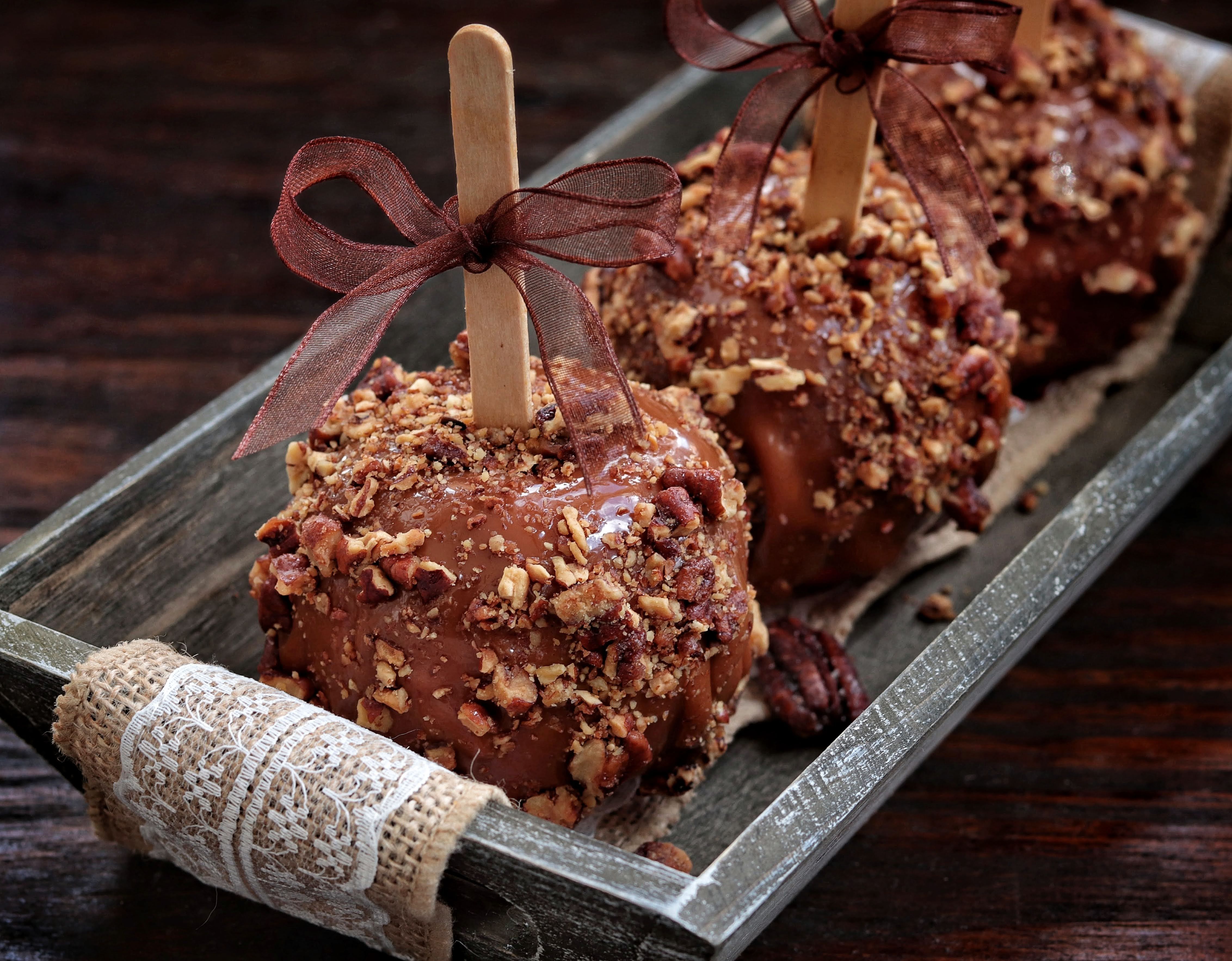RECIPE: Fall in Wisconsin = Fortune Favors Pecan Caramel Apples!!