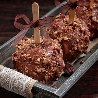 RECIPE: Fall in Wisconsin = Fortune Favors Pecan Caramel Apples!!