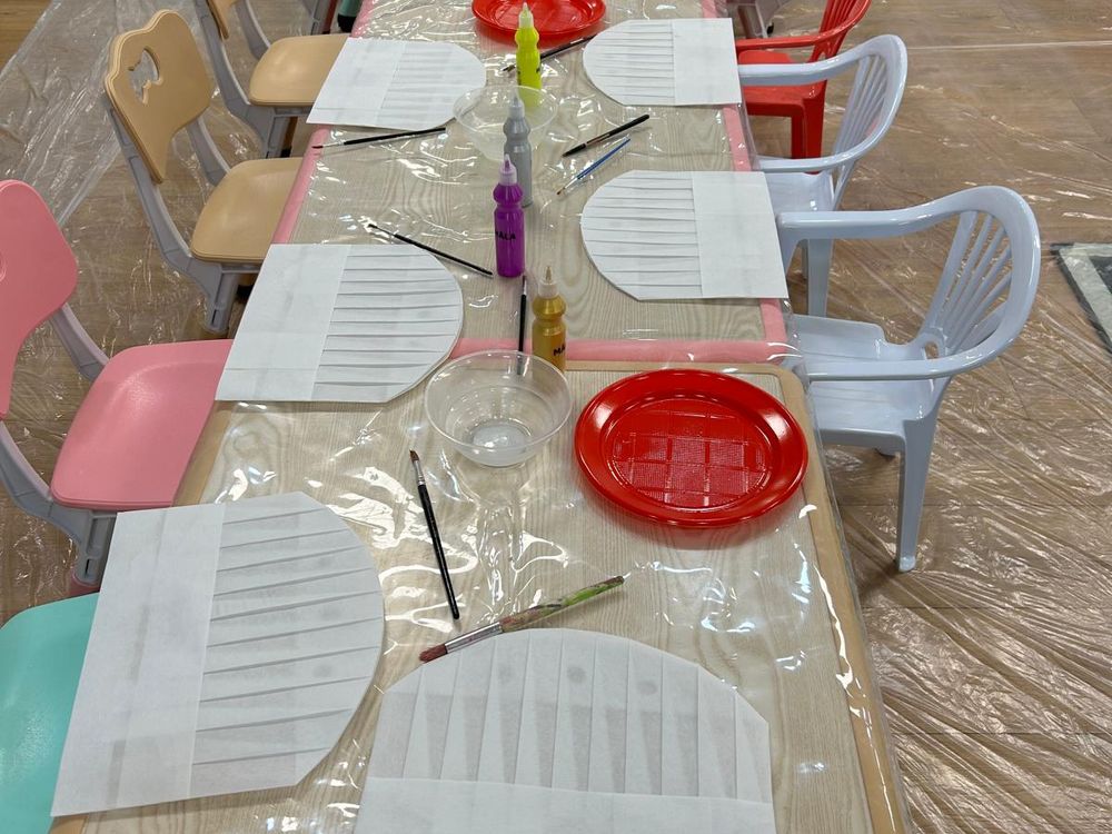 Il tavolo lungo apparecchiato per gli invitati