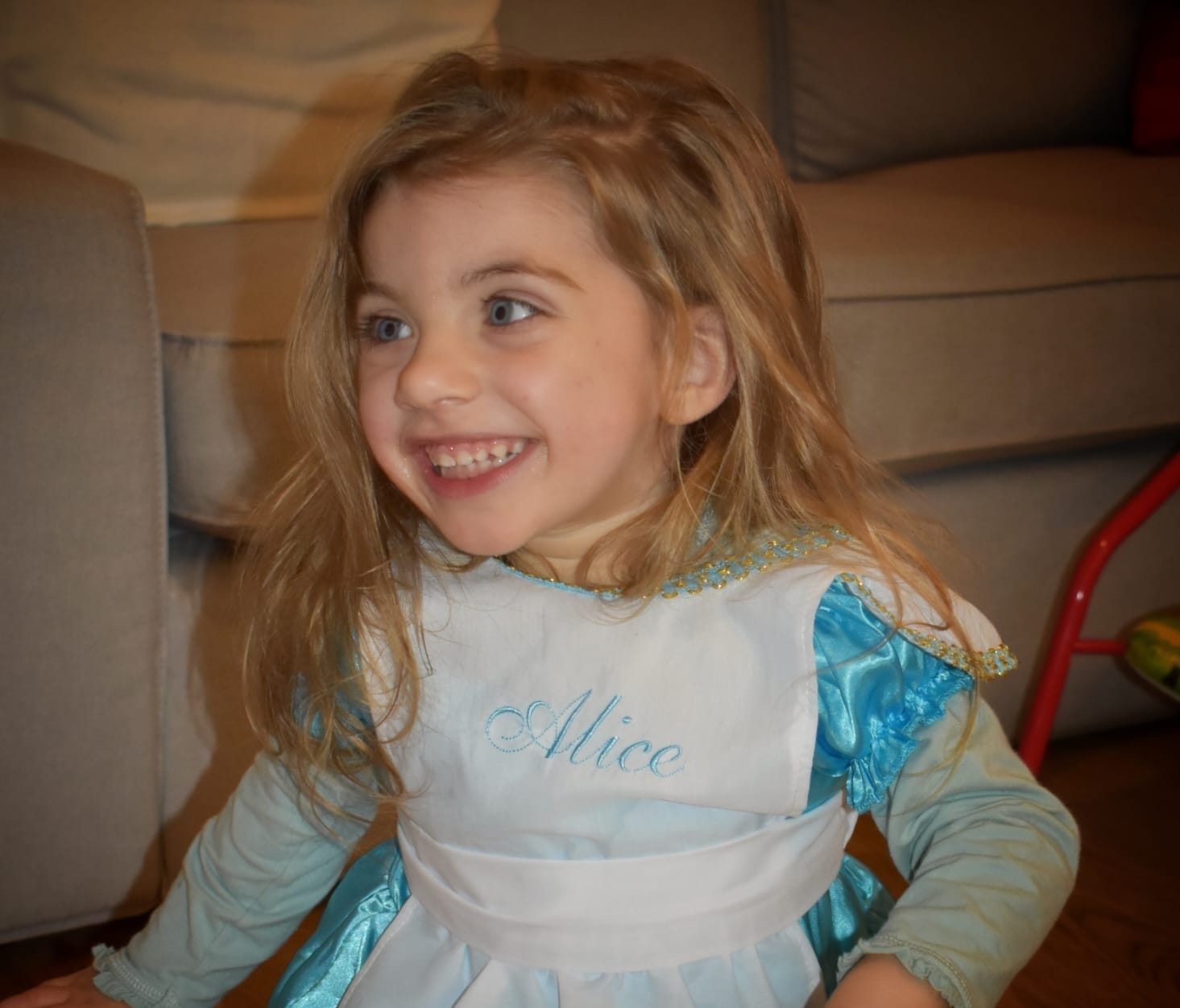 Una bambina sorride con il vestito da principessa