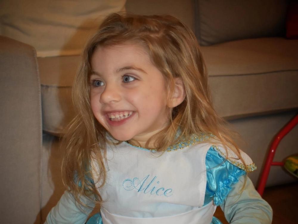 Una bambina sorride con il vestito da principessa