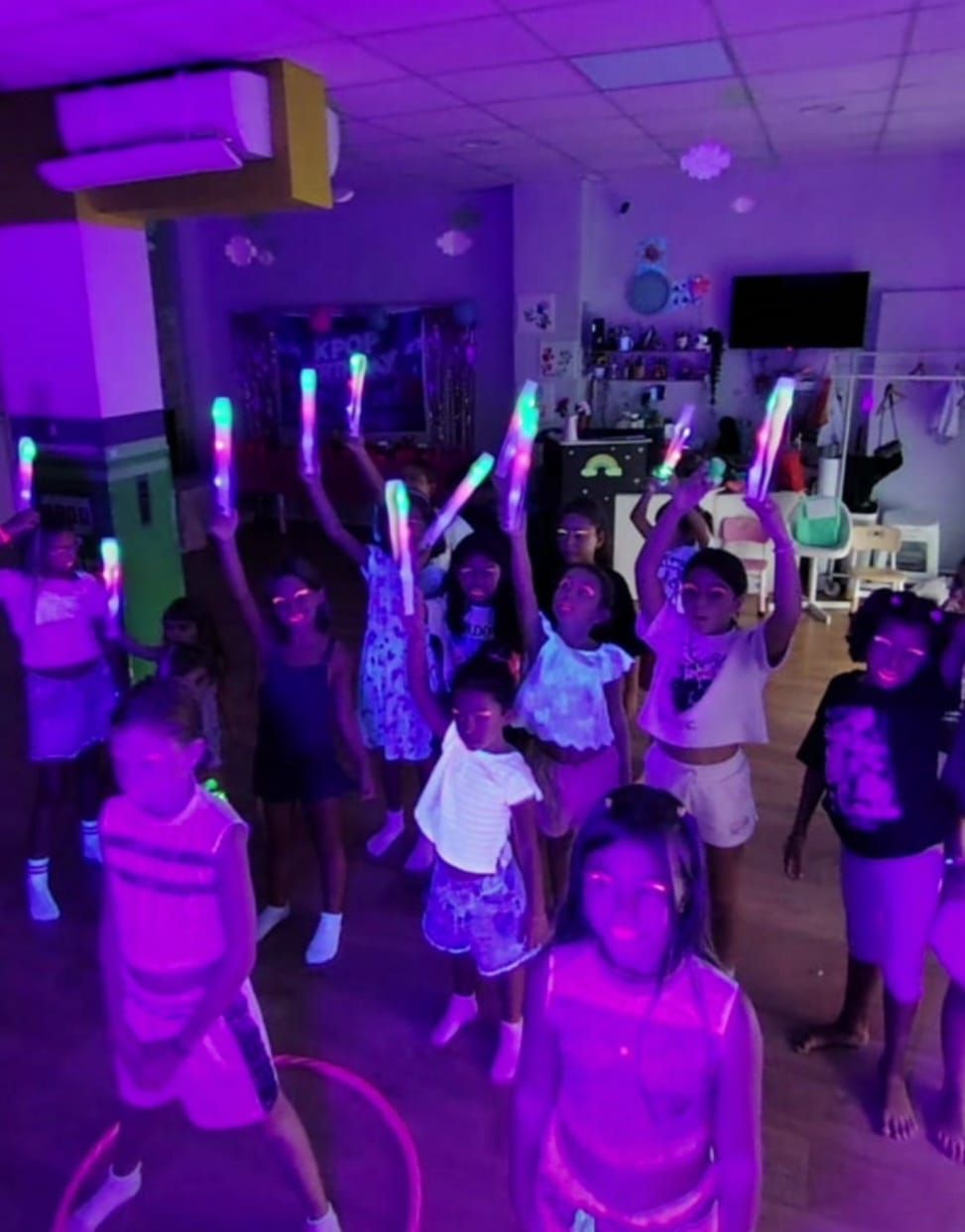 Bambini che ballano al buio con i bastoncini luminosi