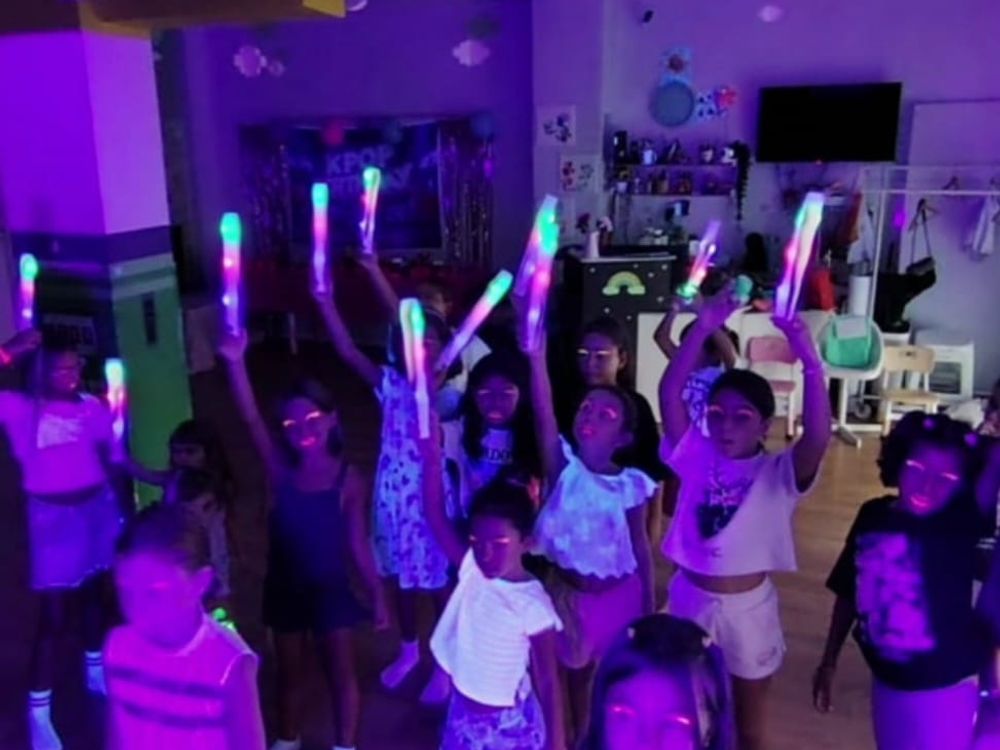 Bambini che ballano al buio con i bastoncini luminosi