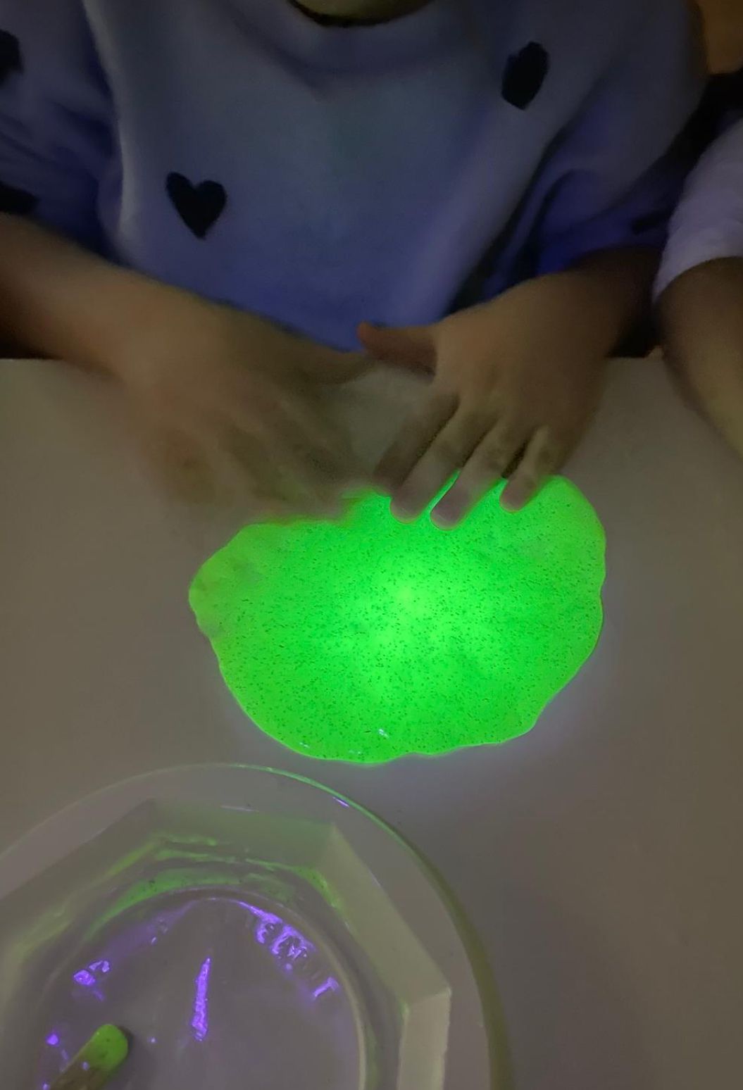 Uno slime verde fluorescente sul tavolo