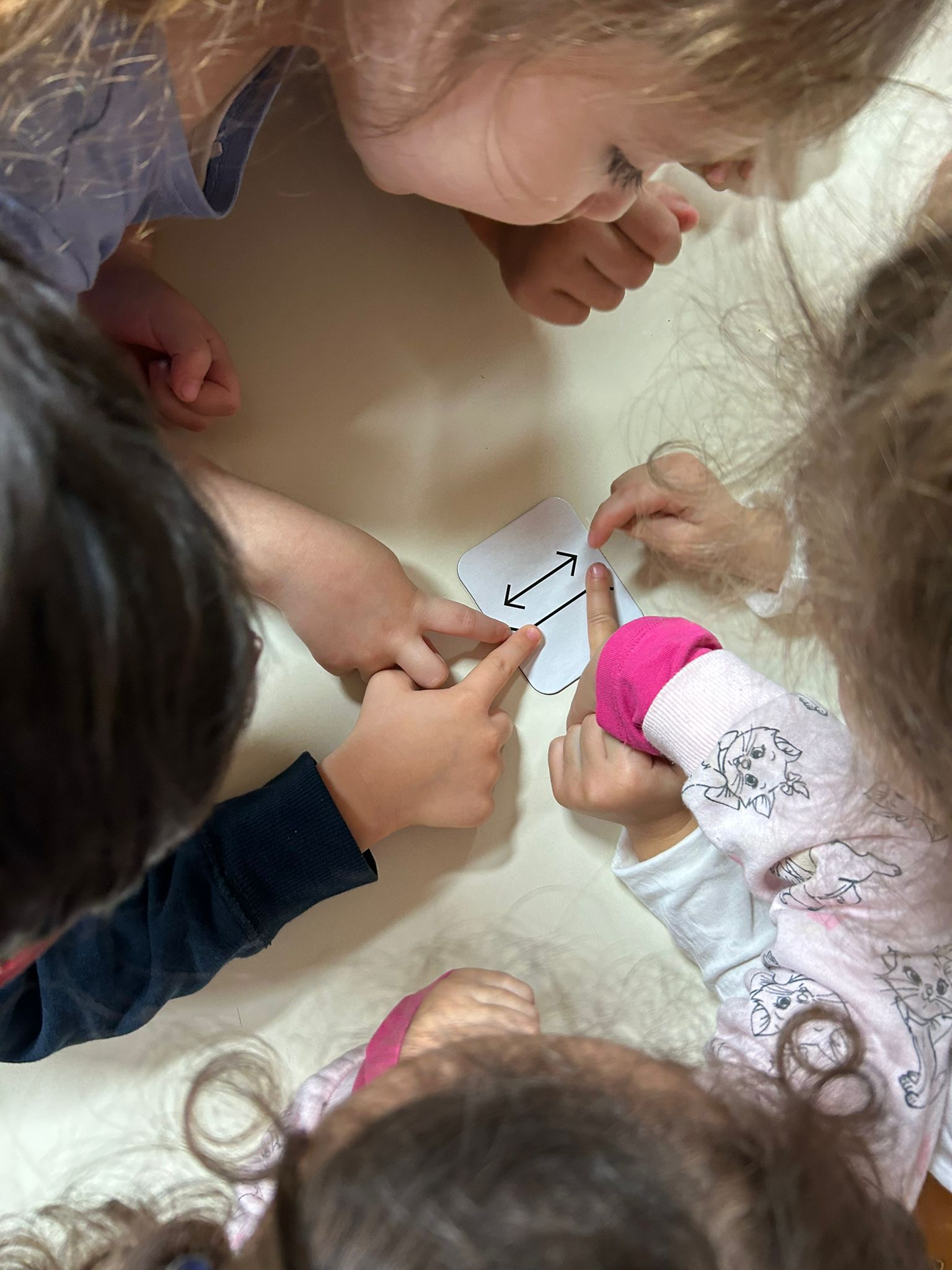 Bambini che osservano da vicino un esperimento sul tavolo