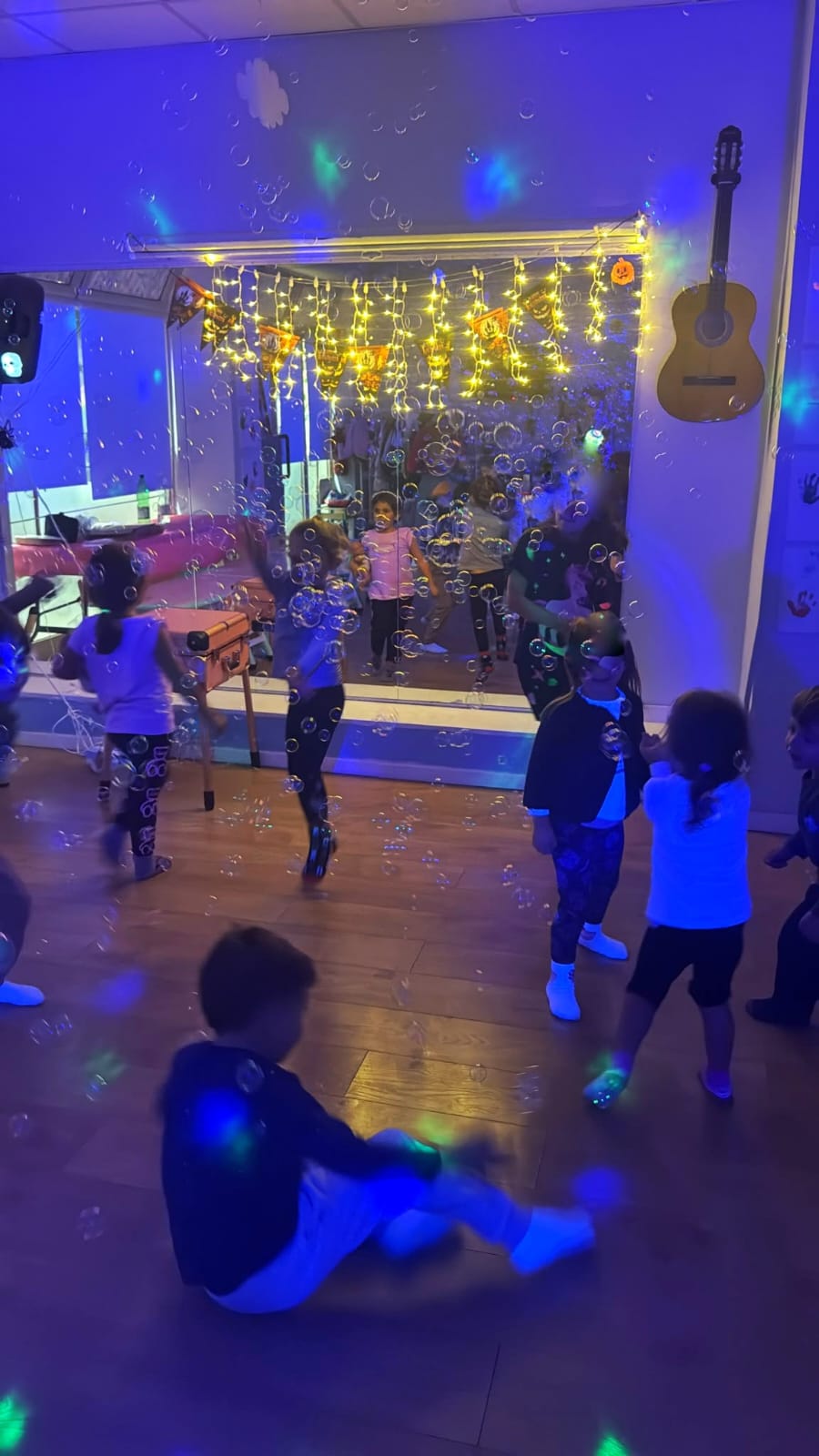 Bambini che ballano tra le luci colorate