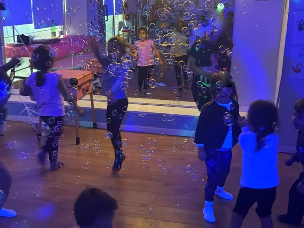 Bambini che ballano tra le luci colorate