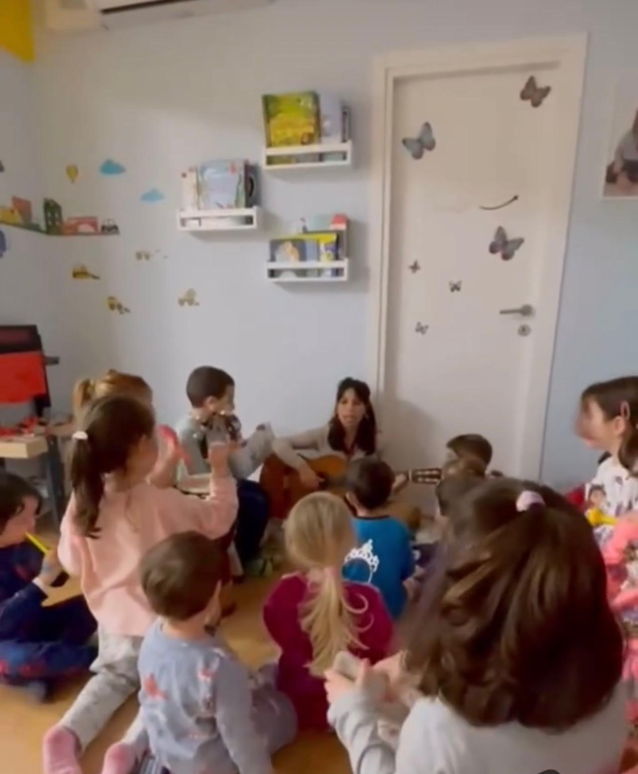 Bambini seduti per terra con un’animatrice