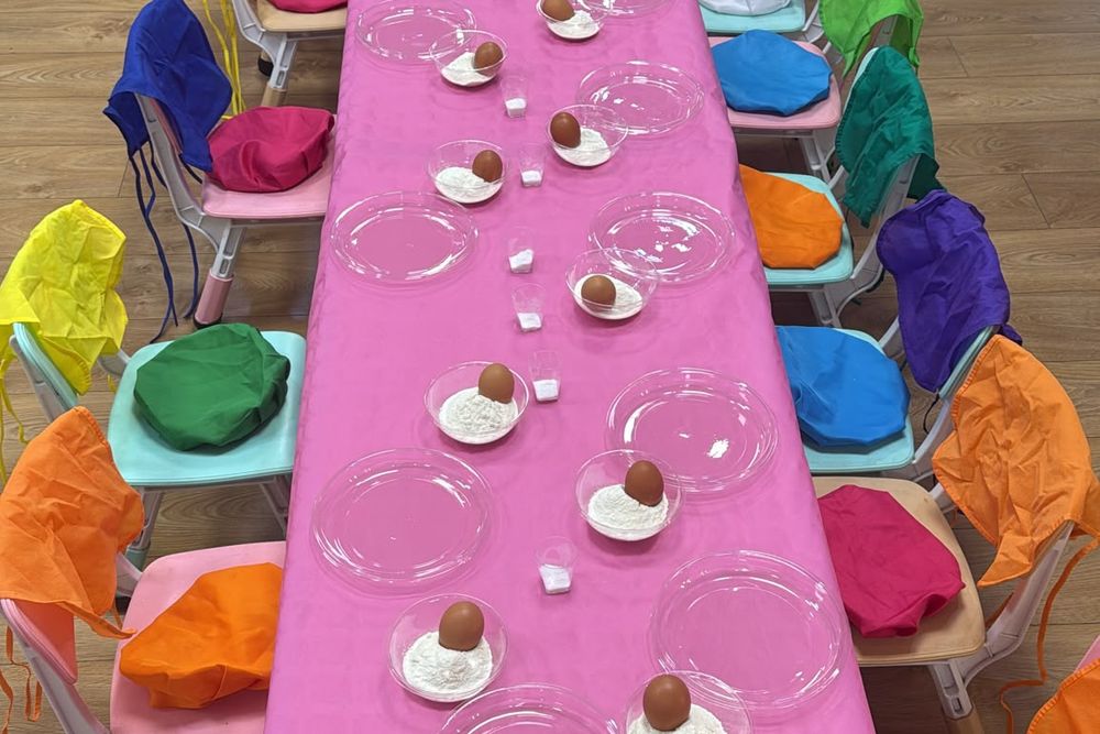 Il tavolo della Festa Masterchef: per ogni invitato uova, farina, cappello e grembiule colorati