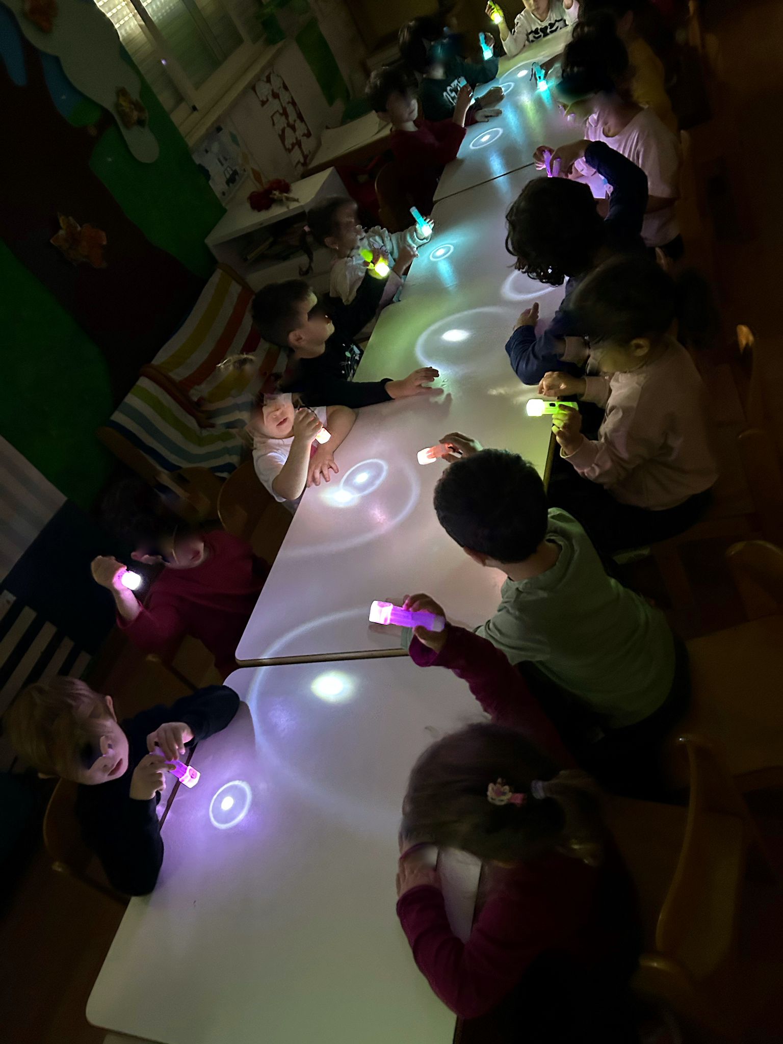 Bambini al buio con le torce, nel laboratorio sulla luce