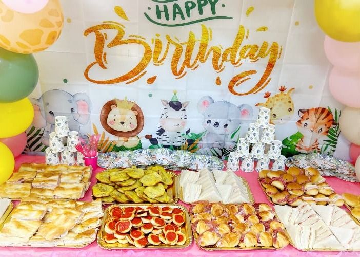 Il buffet della festa: tramezzini, pizzette, focaccine e cornetti