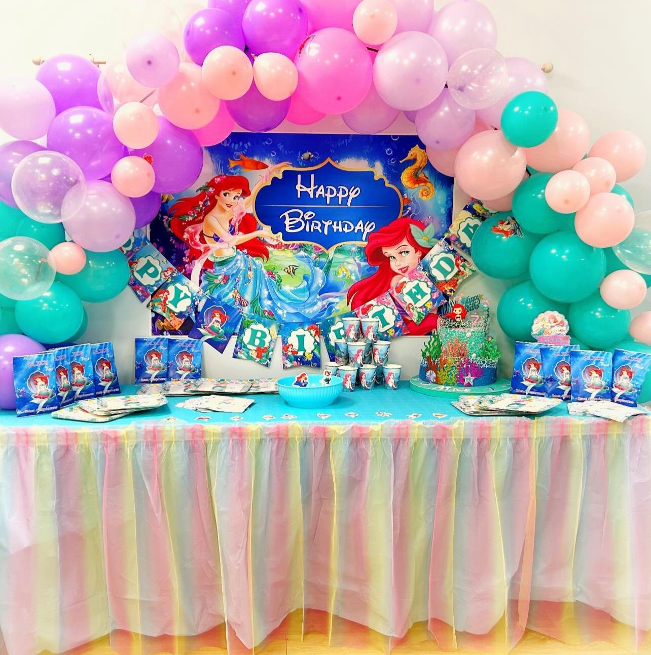 Allestimento a tema Sirenetta: arco di palloncini, sfondo e tavolo con la gonna