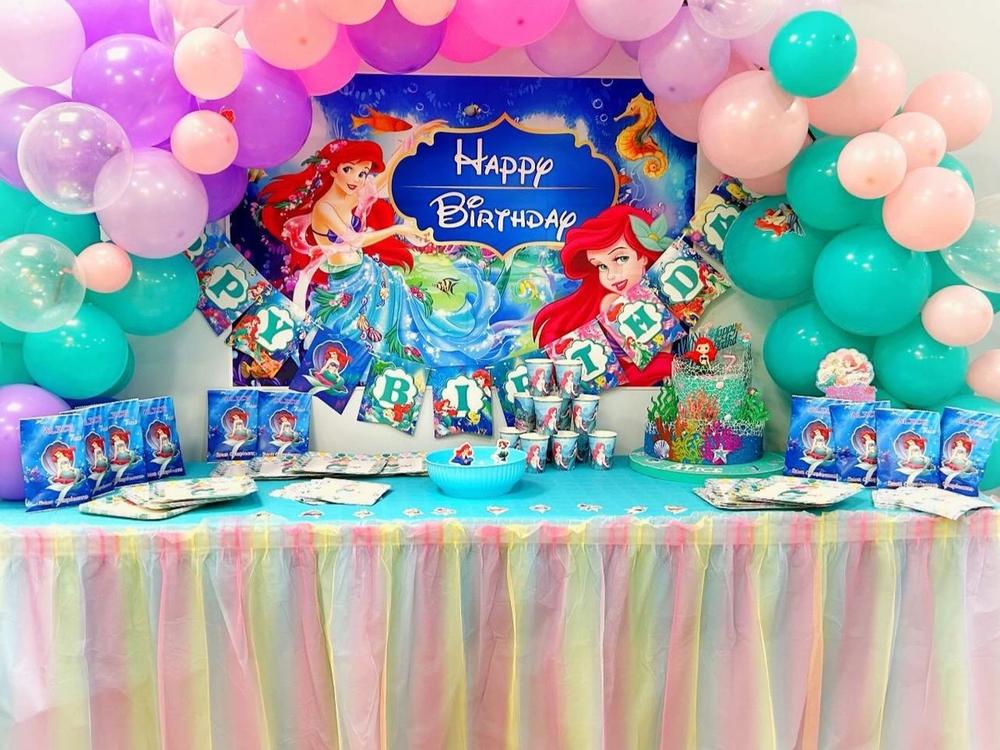 Allestimento a tema Sirenetta: arco di palloncini, sfondo e tavolo con la gonna