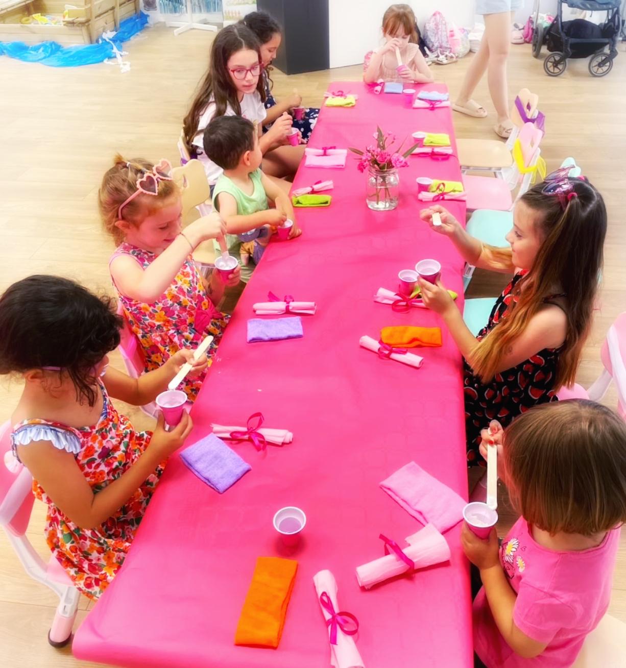 Bambine al tavolo rosa del Beauty Party
