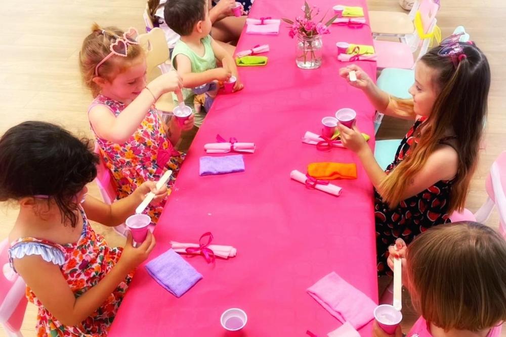 Bambine al tavolo rosa del Beauty Party