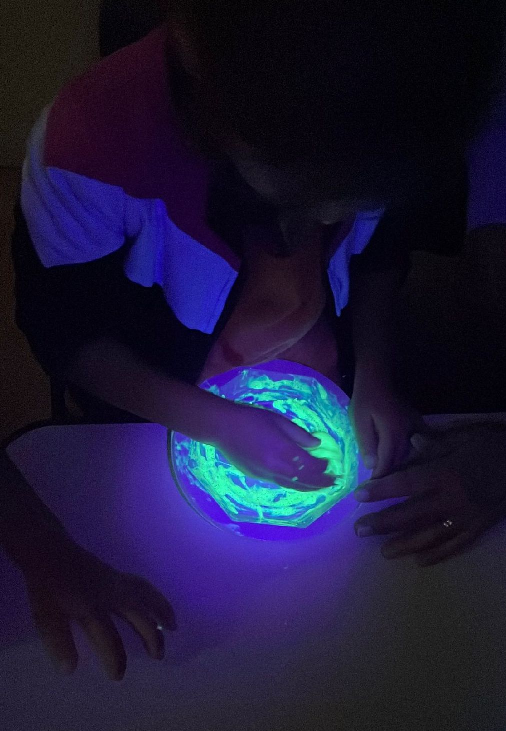 Uno slime che si illumina sotto la luce ultravioletta