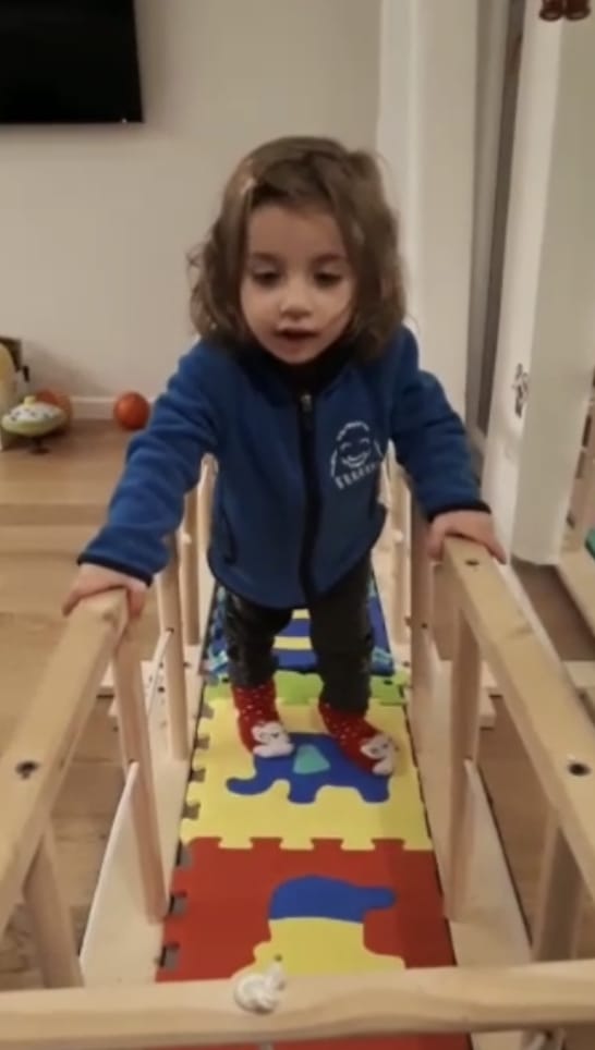 Una bambina cammina su un percorso di equilibrio