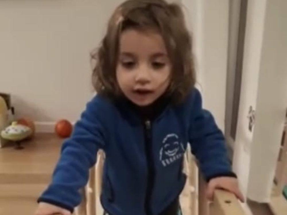 Una bambina cammina su un percorso di equilibrio