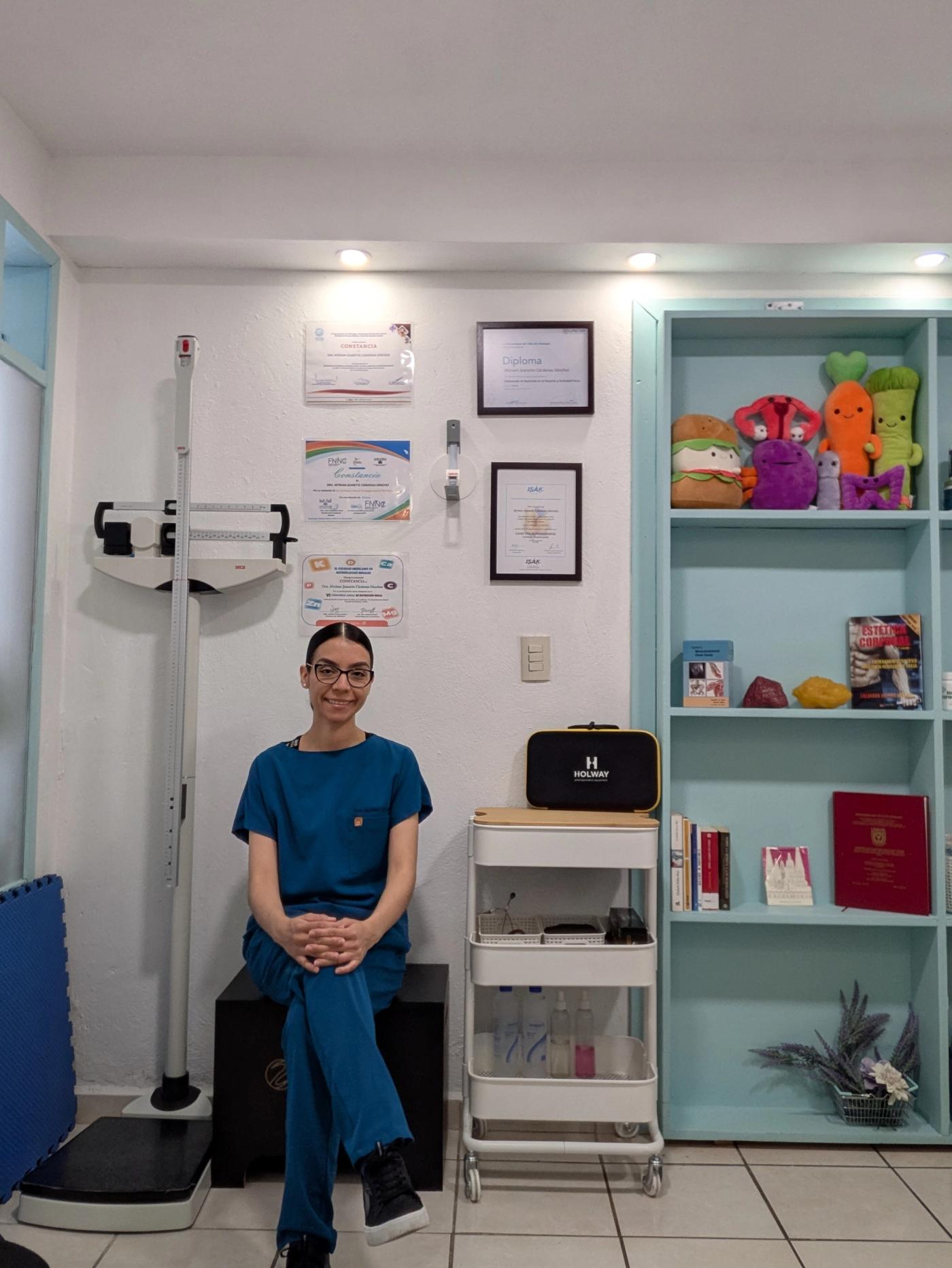 Doctora Myriam Cárdenas en su consultorio de Nutrición Clínica