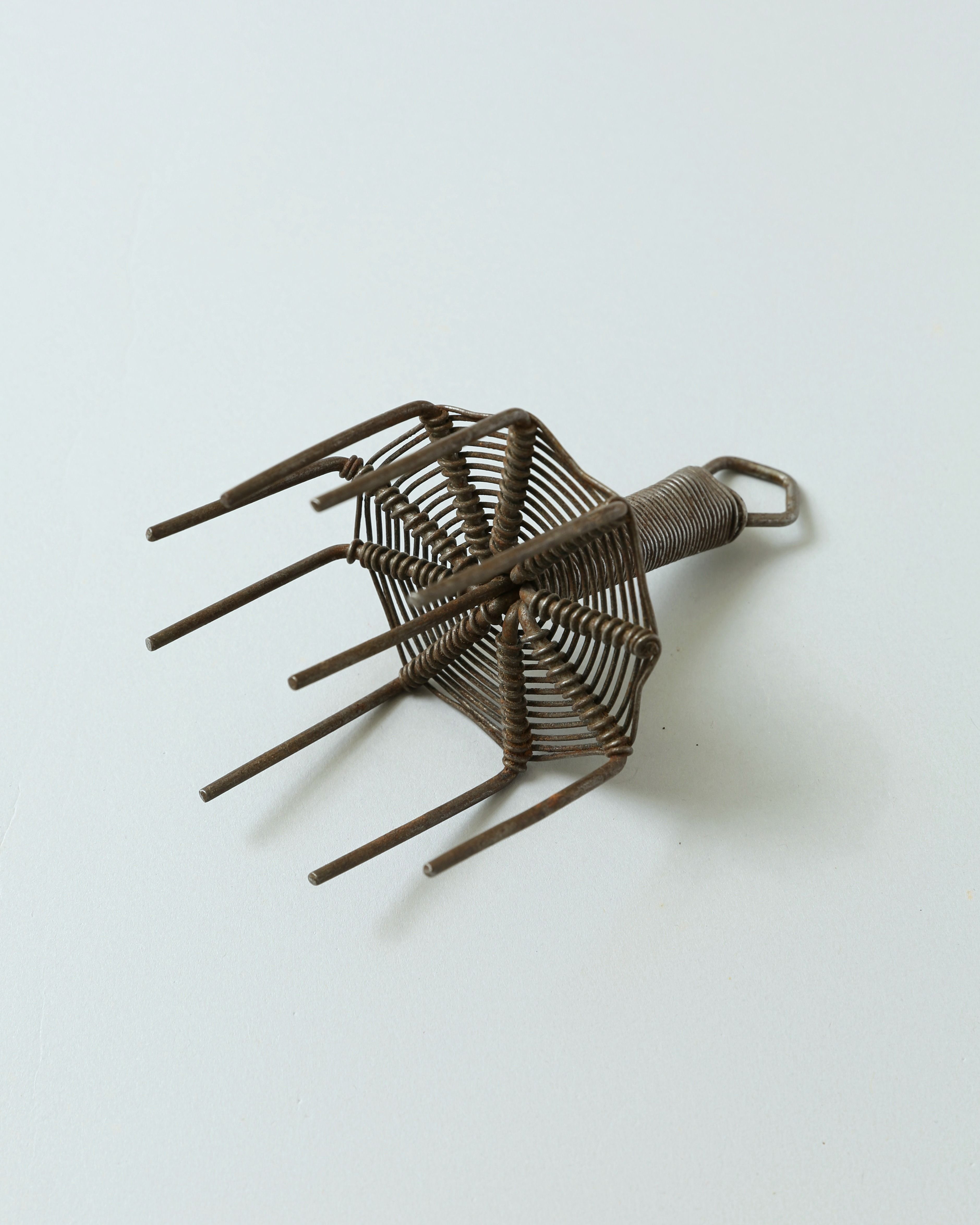 針金細工 パン生地の穴あけ器 2