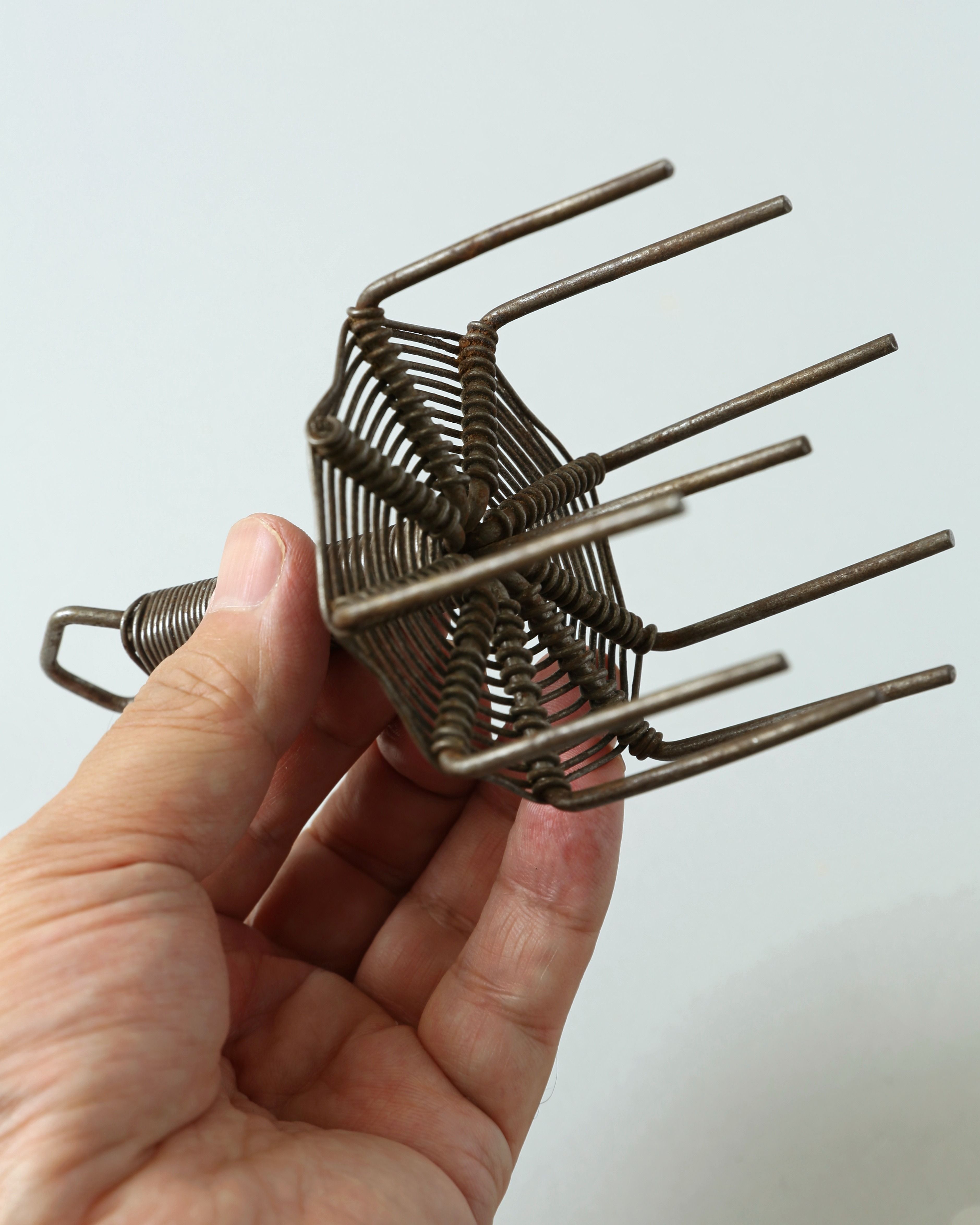 針金細工 パン生地の穴あけ器 5