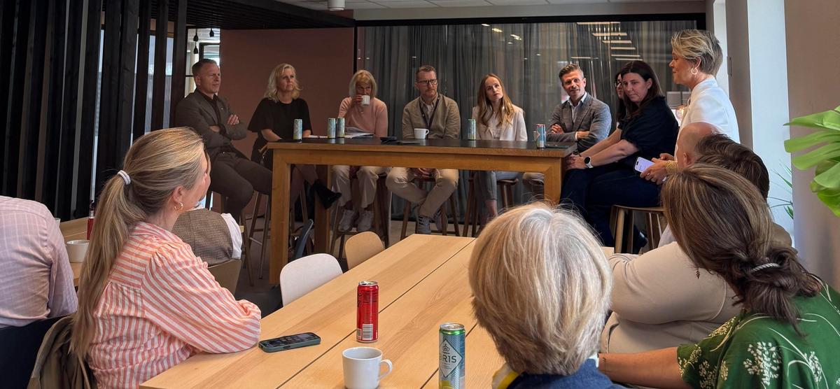 Næringslivsledere samlet for å dele KI-erfaringer fra egen bedrift. Foto: Knowit Bergen.
