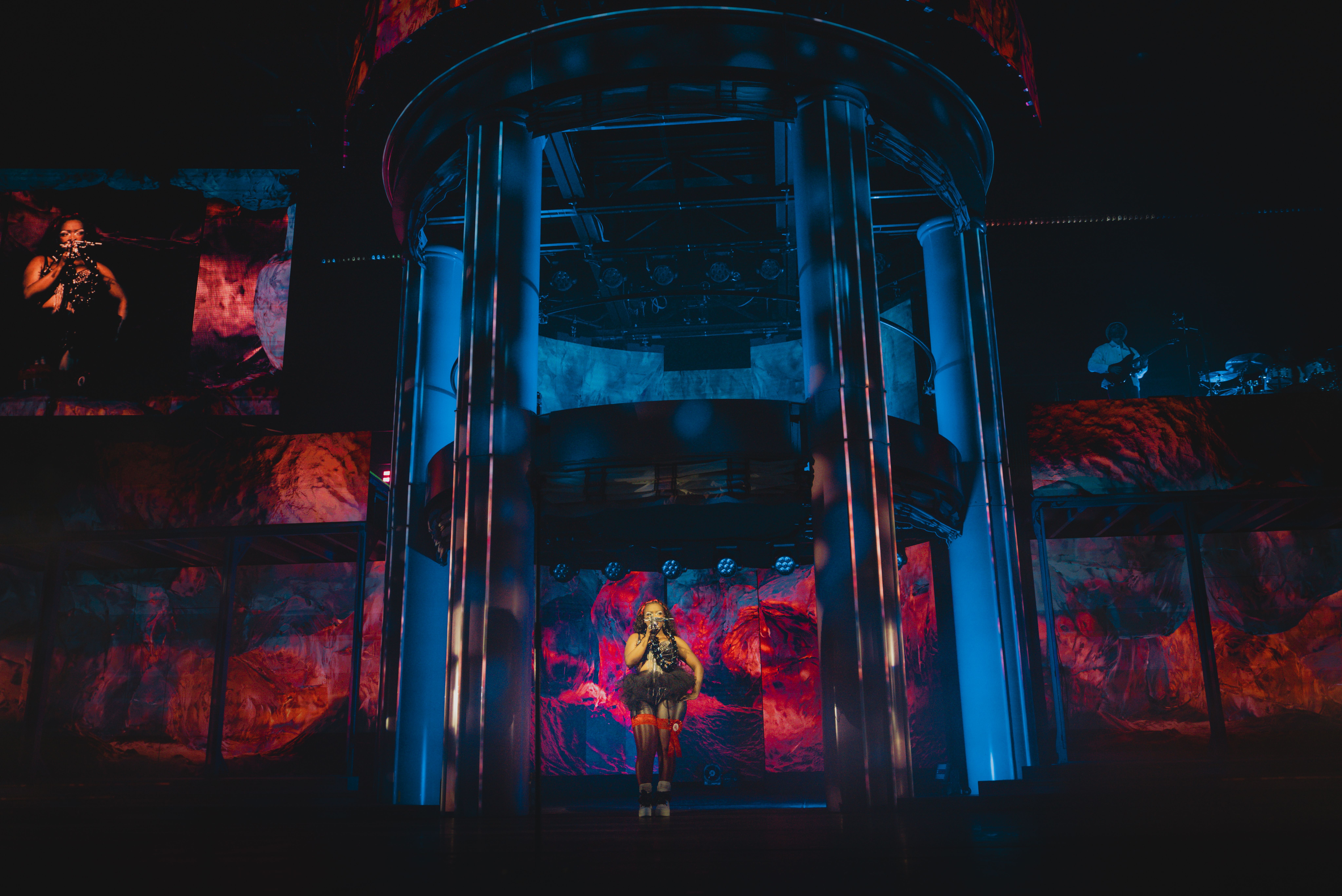 Theodora, BBL Tower, Free Kitty Tour, Zénith, Rap, Scénographie, Design Lumière, Design Vidéo, Rose