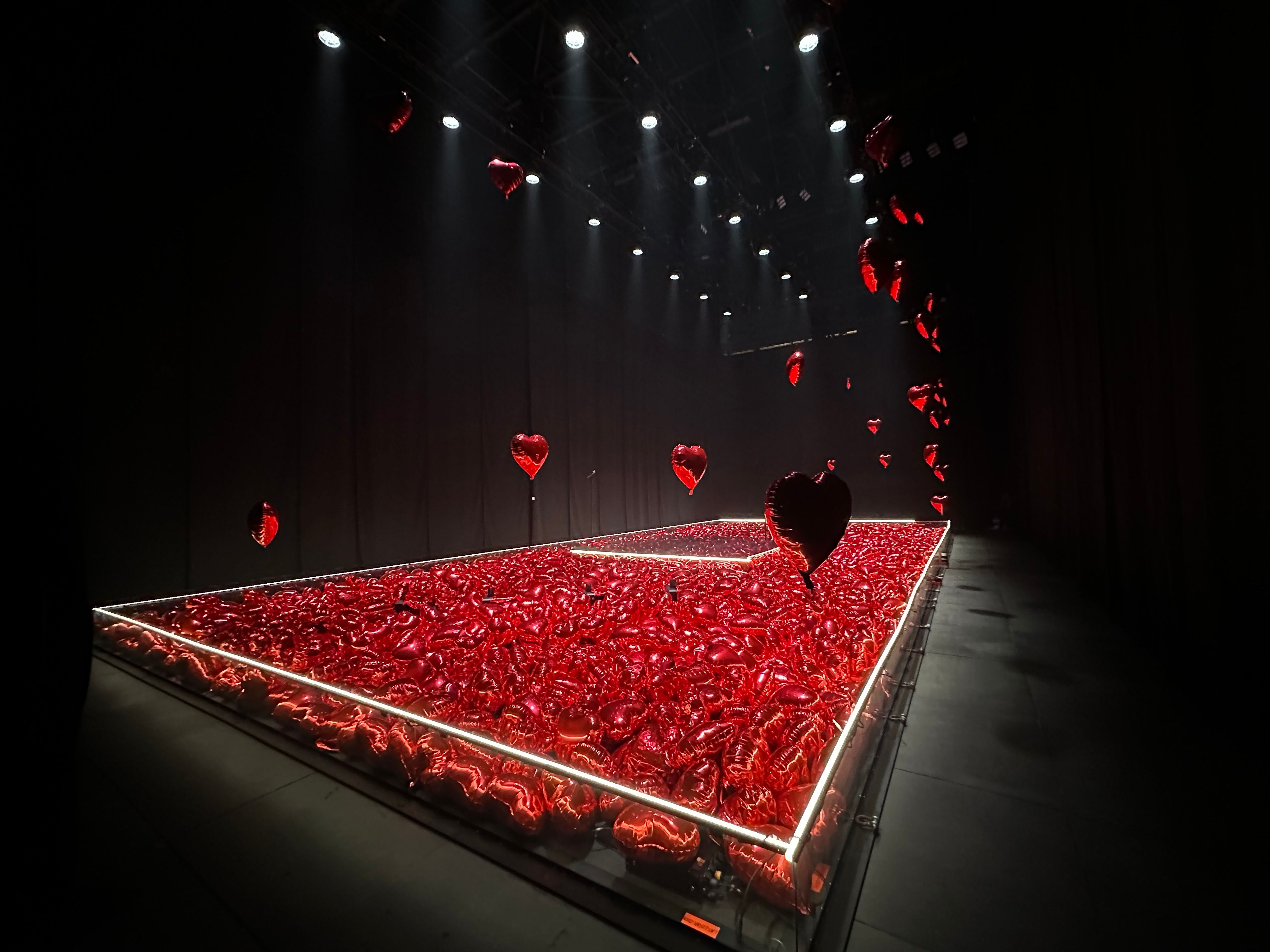 Paul Mirabel, Par Amour, Humour, Scénographie, Design Lumière, Ballons Coeur