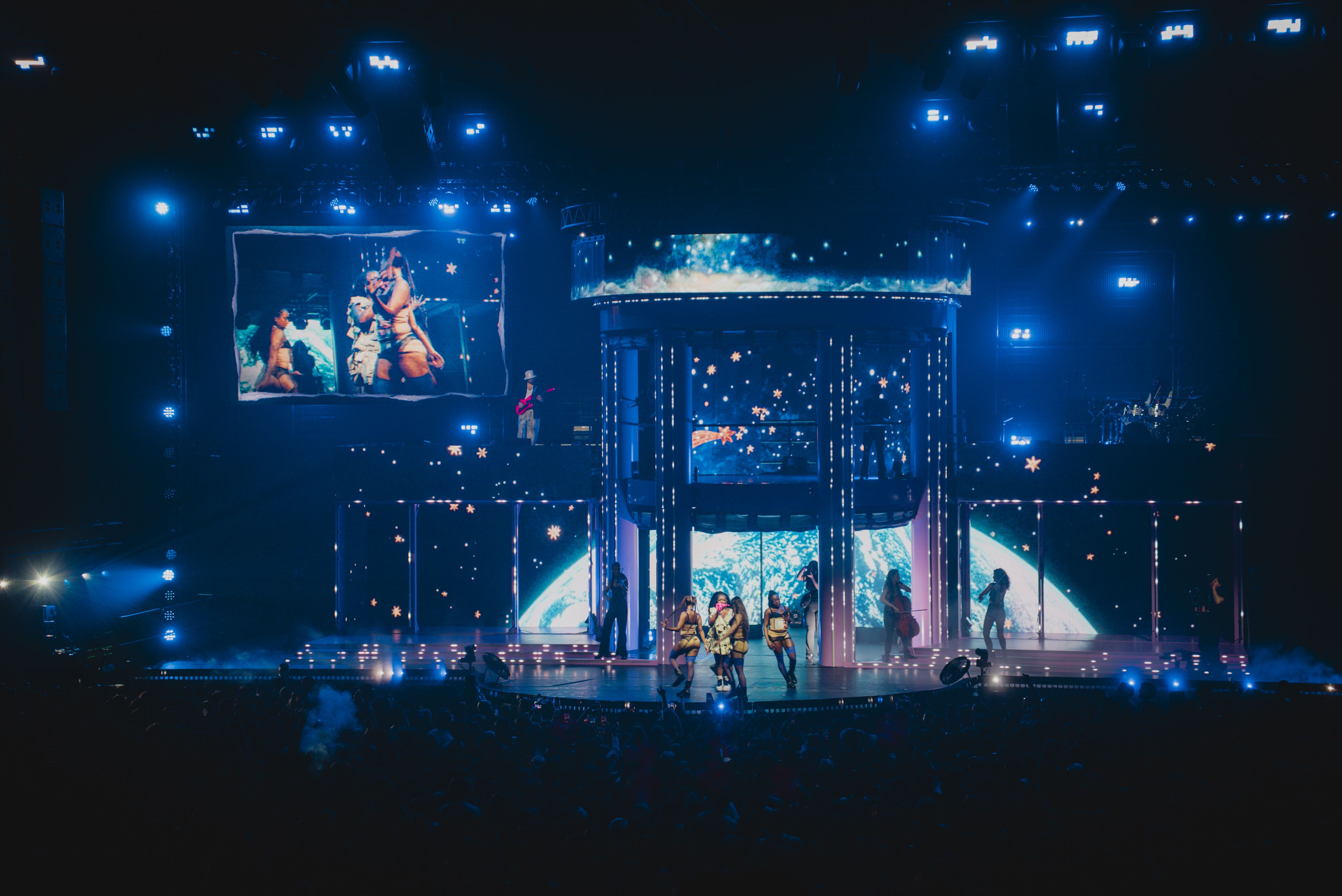 Theodora, BBL Tower, Free Kitty Tour, Zénith, Rap, Scénographie, Design Lumière, Design Vidéo, Rose